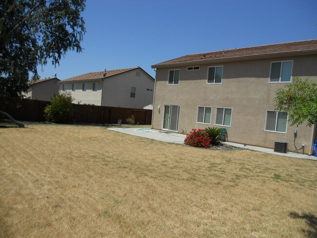 Foto del edificio - LARGE CORNER LOT 2 STORY 4 BED HOME IN MATHER