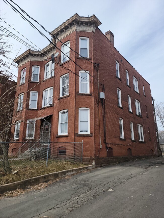 Building Photo - 162 Bond St