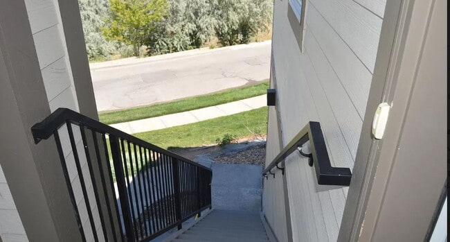 Unit entry stair way - 4771 Copeland Cir