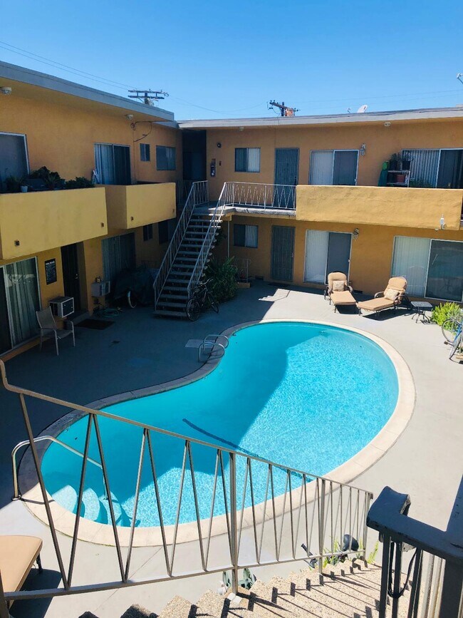 Courtyard - 3145 S Canfield Ave