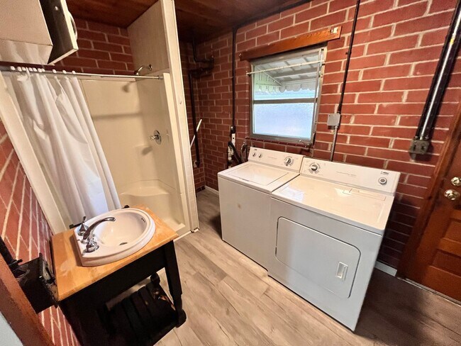 Foto del edificio - 3 Bedroom Close to Campus: Special Offer -...