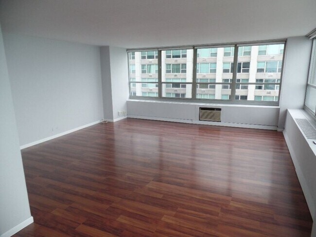 Building Photo - High-Floor 2BR/2BA Condo in East Lakeview ...
