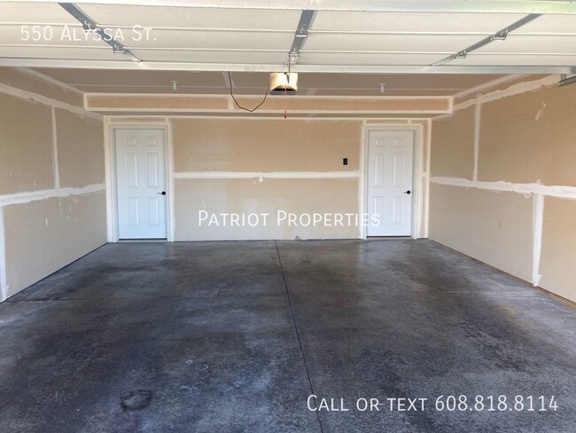 Building Photo - BEAUTIFUL & SPACIOUS 4 BEDROOM/2.5 BATH DU...