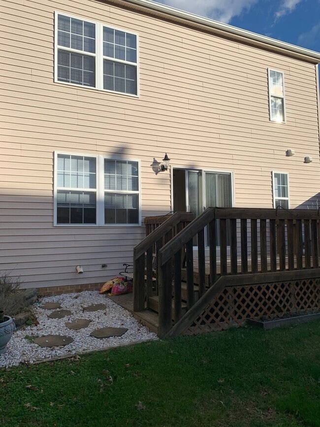 Building Photo - 3 Bedroom 2 Bath Townhouse with 2 Car Garage