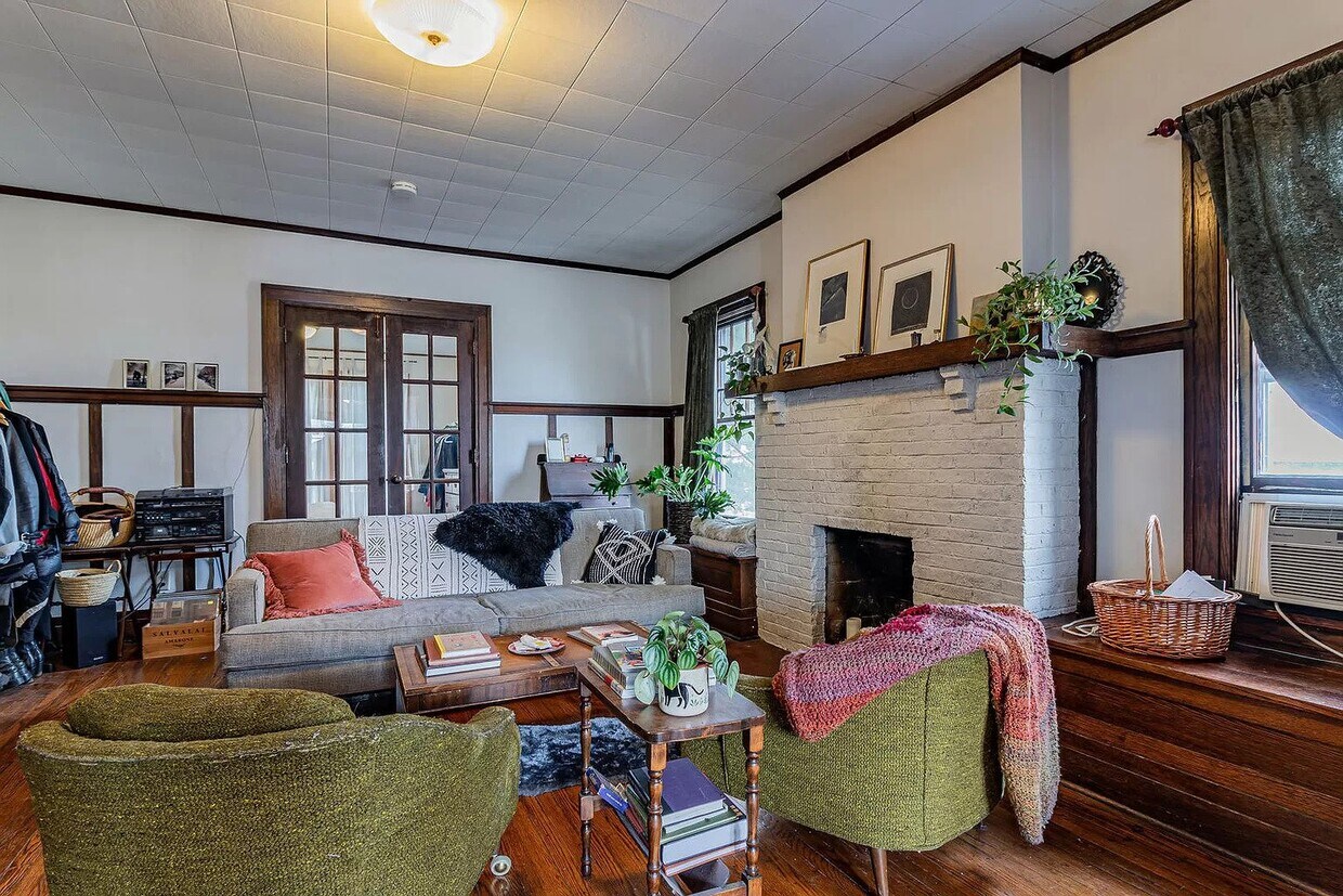 Living Room - 602 S Broadway Ave