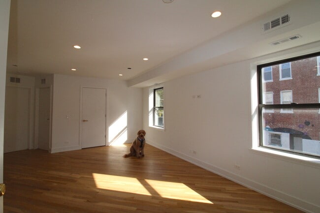 Building Photo - 933 N Ashland Ave