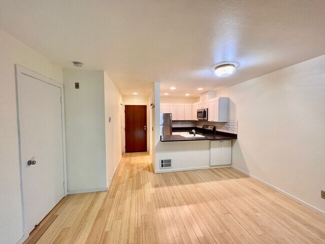 Foto del edificio - Underground Parking Spot!!!