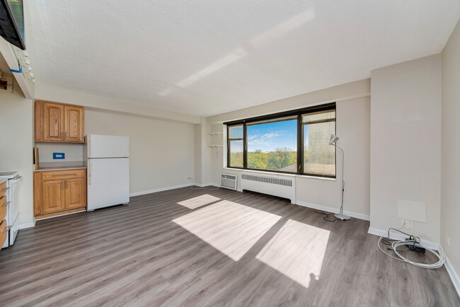 Building Photo - 3100 N Lake Shore Dr