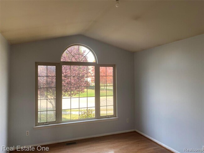 Building Photo - 39206 Silverthorne Bend