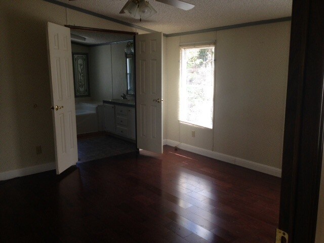 Foto del edificio - Large Updated Three Bedroom