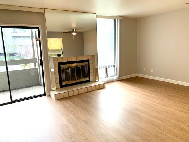 Foto del edificio - UPSCALE 2 BEDROOM CONDO WITH FIREPLACE, PO...