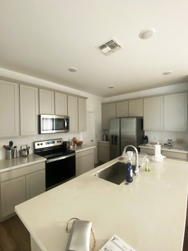 Foto del edificio - 930 S 151st Ln
