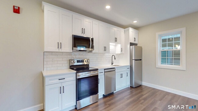 Building Photo - 2 Center St