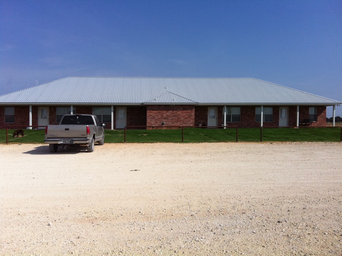 Front middle view - Windy Point Apartments