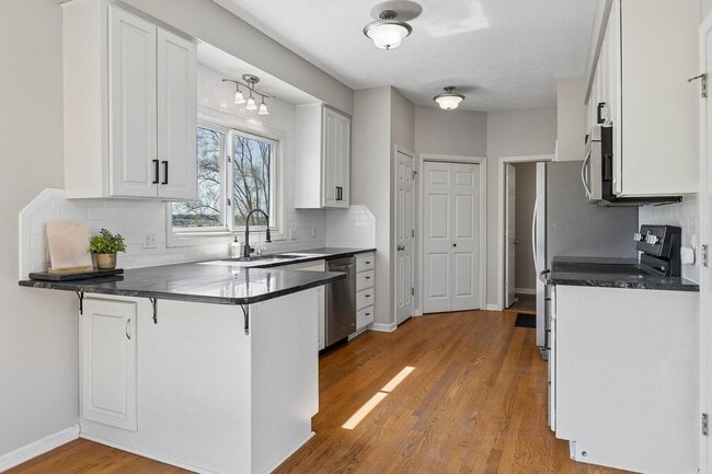 Building Photo - Spacious 3 Bedroom House