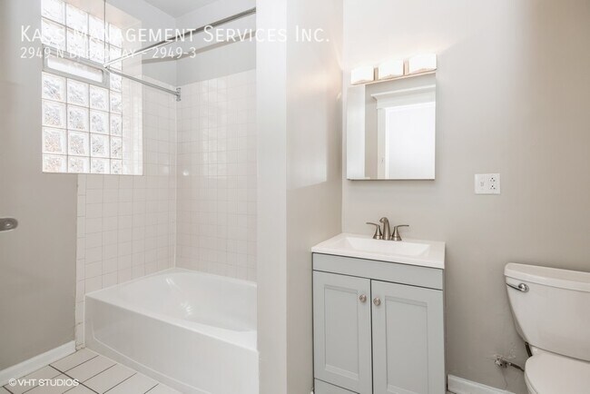 Building Photo - Lakeview 2 Bed, Updated Kit., Dishwasher, ...