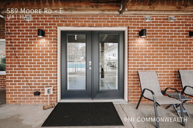 Foto del edificio - 589 Moore Rd