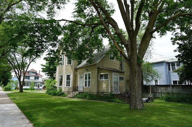 Foto del edificio - Large home on corner lot in great north si...