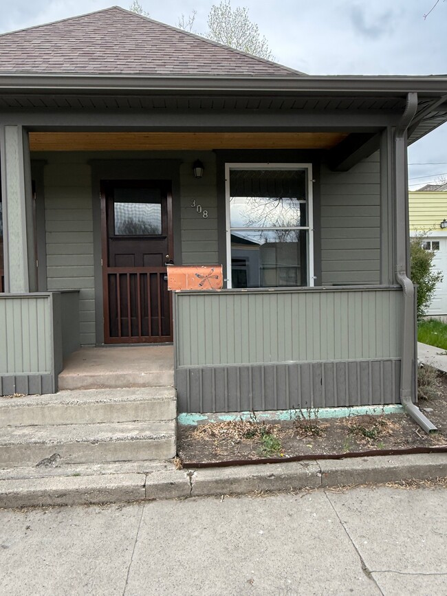 Building Photo - 308 E Callender St