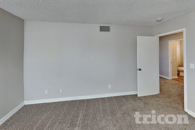 Building Photo - 3143 Regal Oak Dr