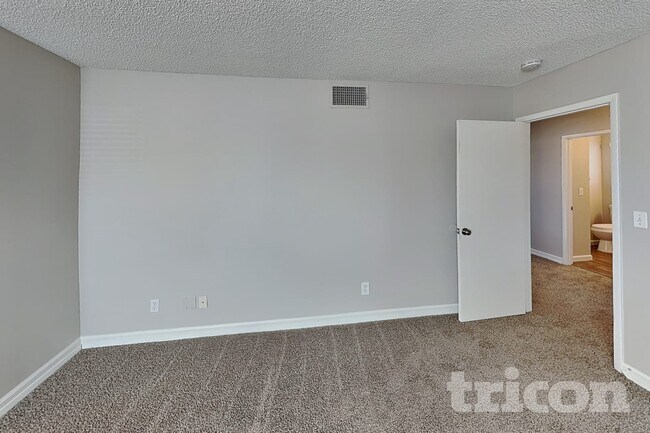 Foto del edificio - 3143 Regal Oak Dr