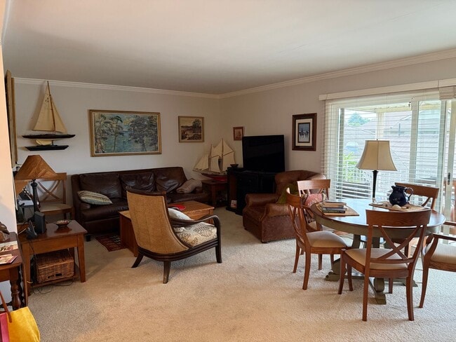 Building Photo - Spacious 2 BED/ 1.5 BATH in Encino Royal (...
