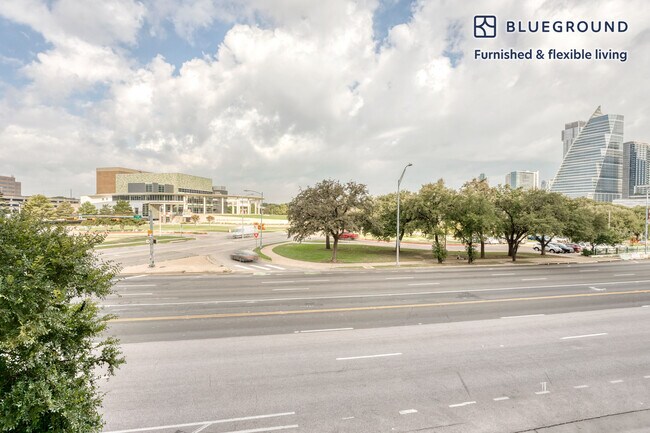 Foto del edificio - 422 W Riverside Dr