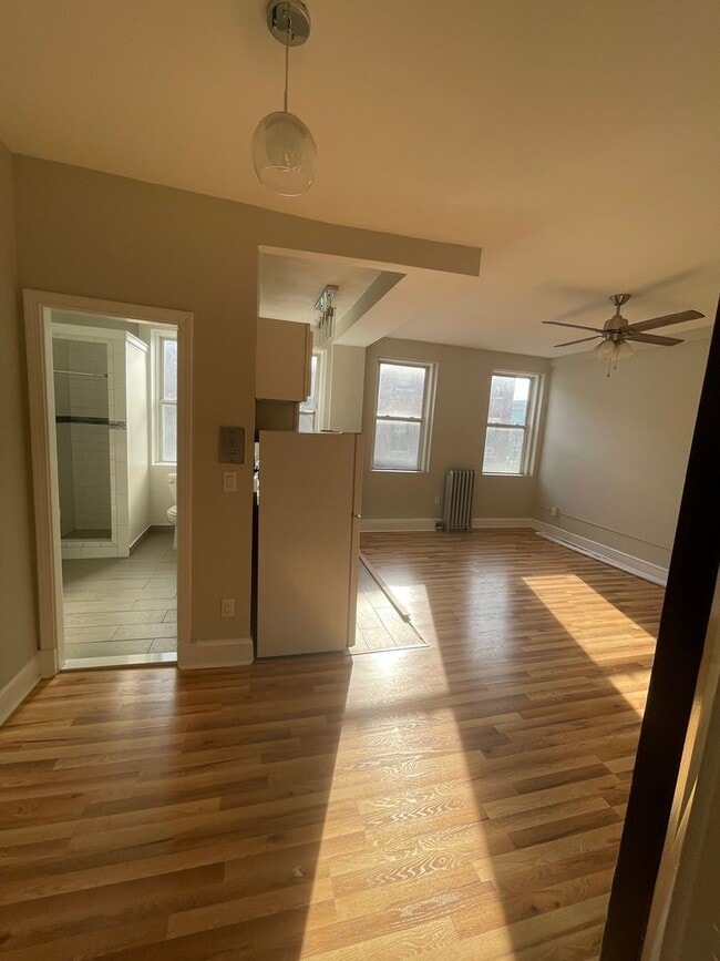 Gorgeous renovated studio with great location on Green Line in Allston available NOW!! - Gorgeous renovated studio with great location on Green Line in Allston available NOW!! Apartment