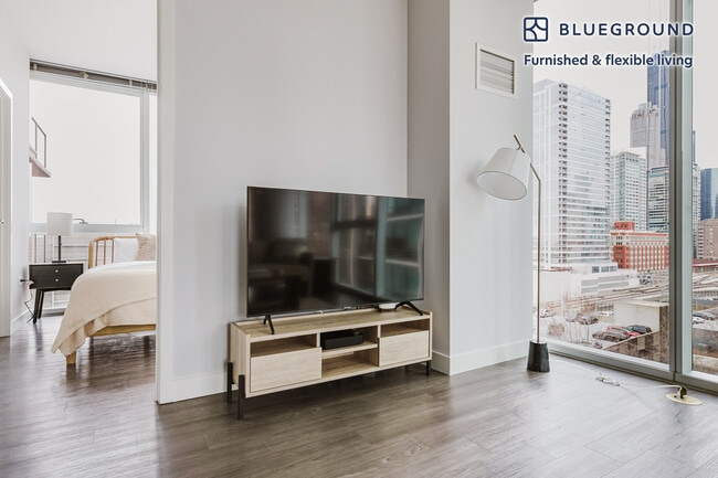 Building Photo - 1000 S Clark St