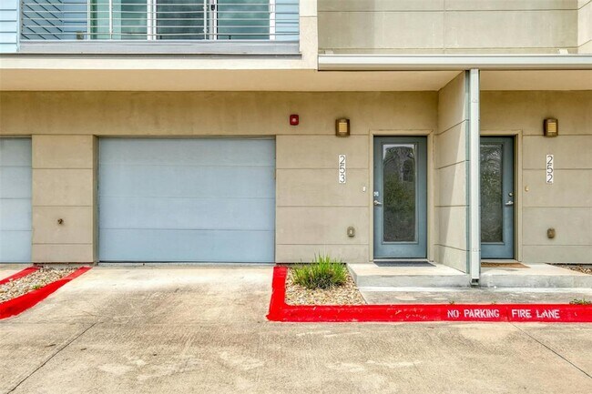 Building Photo - 604 N Bluff Dr