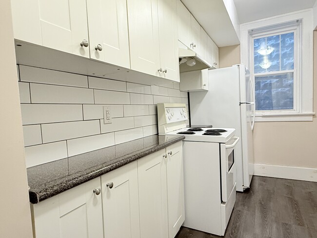 Building Photo - 524 Pitt St W