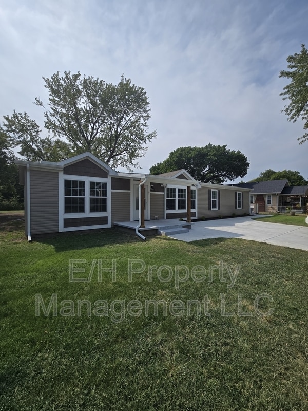 Building Photo - 501 S Edwards Ave