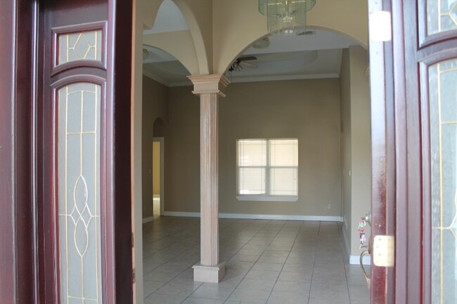 Building Photo - 208 E Baylor Ave