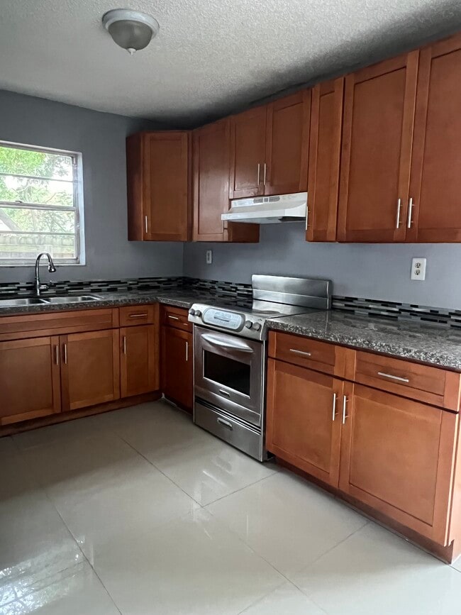 Building Photo - 147 NE 168th St