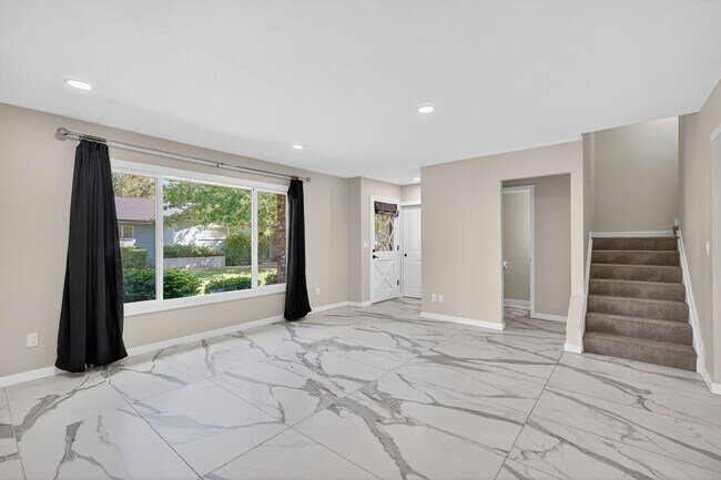 Building Photo - New Listing in Phoenix