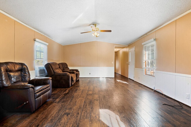 Foto del edificio - 14011 Tack Covington Rd