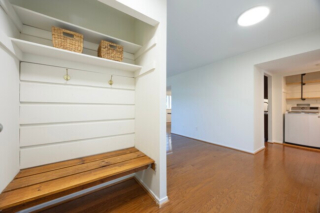 Foto del edificio - 1643 Parkcrest Cir