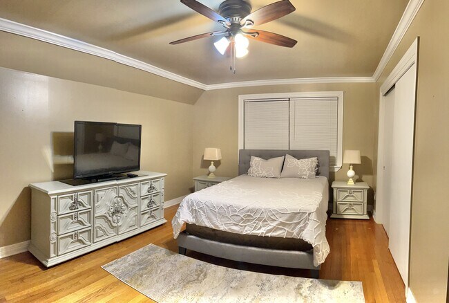 Cama Queen en la planta superior - 2512 Parham Dr