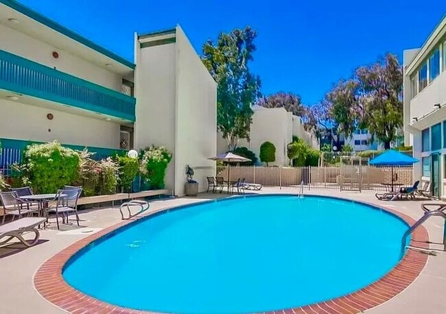 Building Photo - Charming 1-Bedroom Condo with Partial Bay Views & Summer Fireworks!