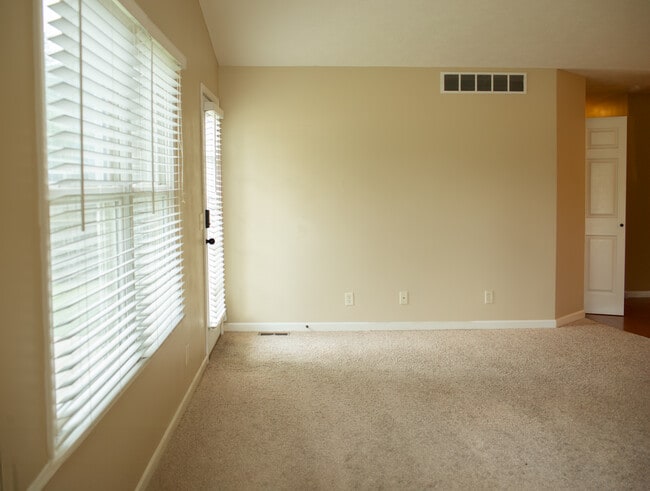 Sala de estar - 2142 Oxford Dr