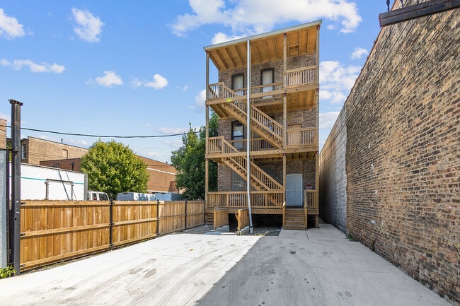 Building Photo - 1340 N Western Ave