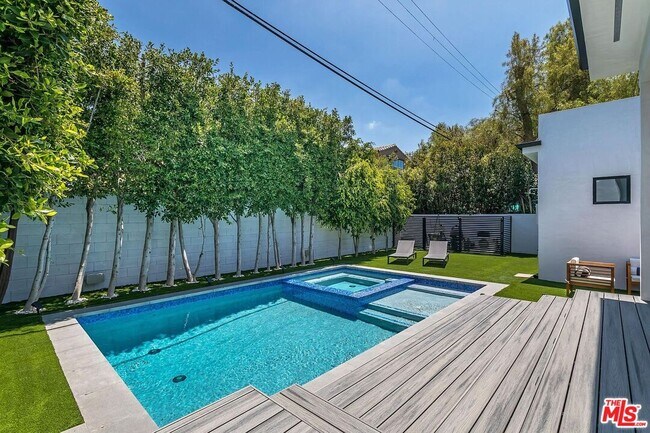 Foto del edificio - 1948 S Point View St