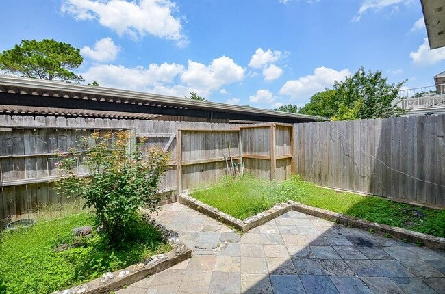 Building Photo - 9357 Westwood Village Dr