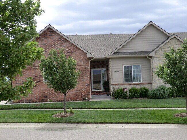 Building Photo - Lovely Duplex in 55+ Community