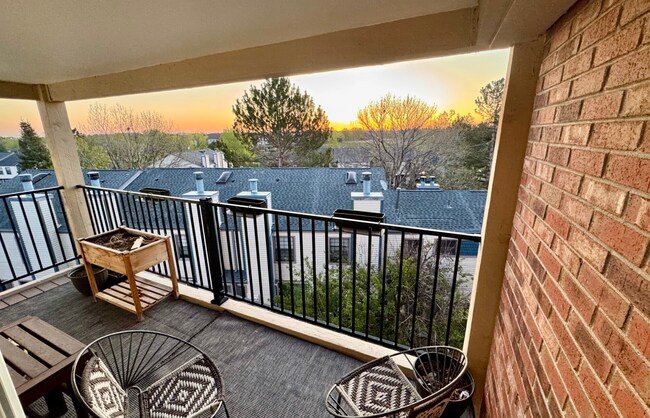 Porche - 15911 E Dakota Pl