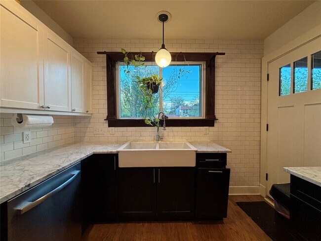 Foto del edificio - 5808 Coventry Ln