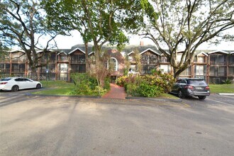 Building Photo - 3670 Inverrary Dr
