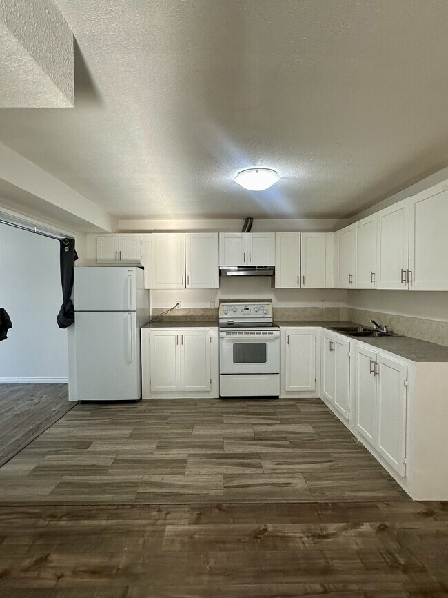 Building Photo - 34884 High Dr