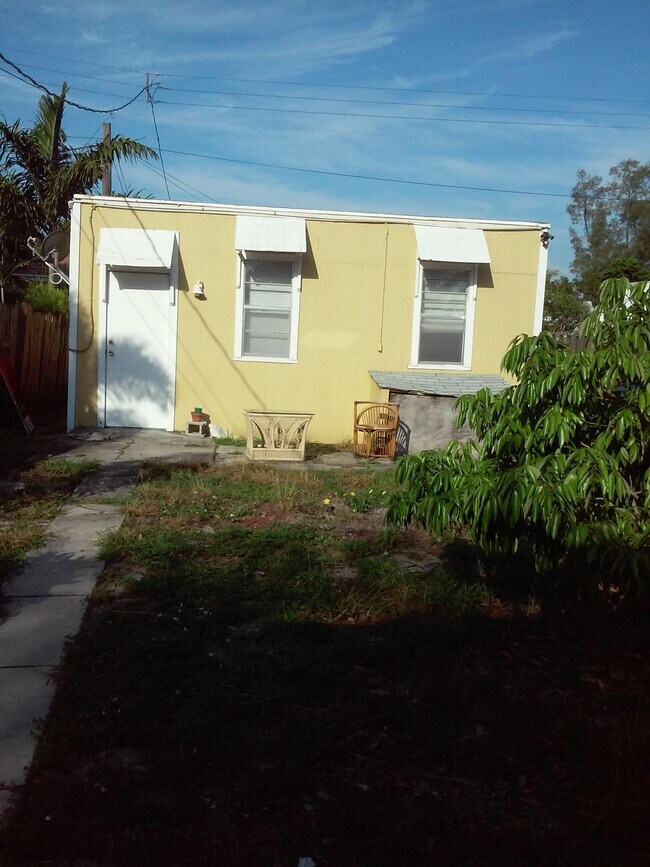 Gues house front - 311 N F St