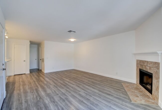 Building Photo - 6867 Tamarus St